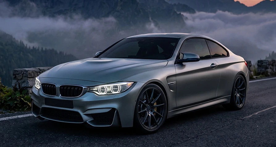 To isté sivé BMW M4 po tónovaní fóliou Armolan – čelné aj bočné sklá sú výrazne tmavšie, do kabíny vidno podstatne menej