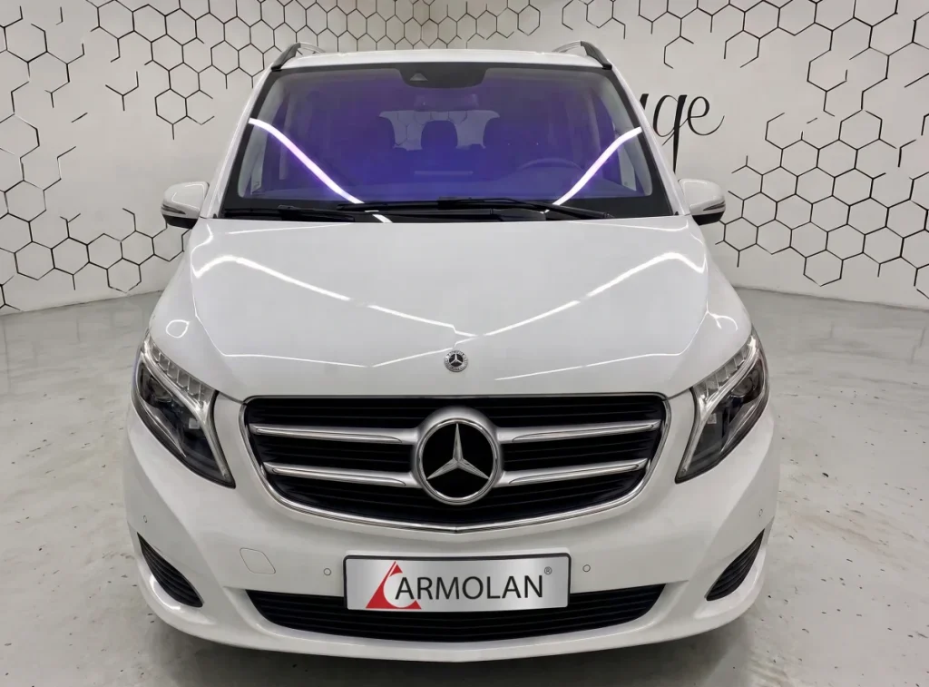 Biely Mercedes triedy V s tónovaným čelným sklom v montážnej hale Armolan