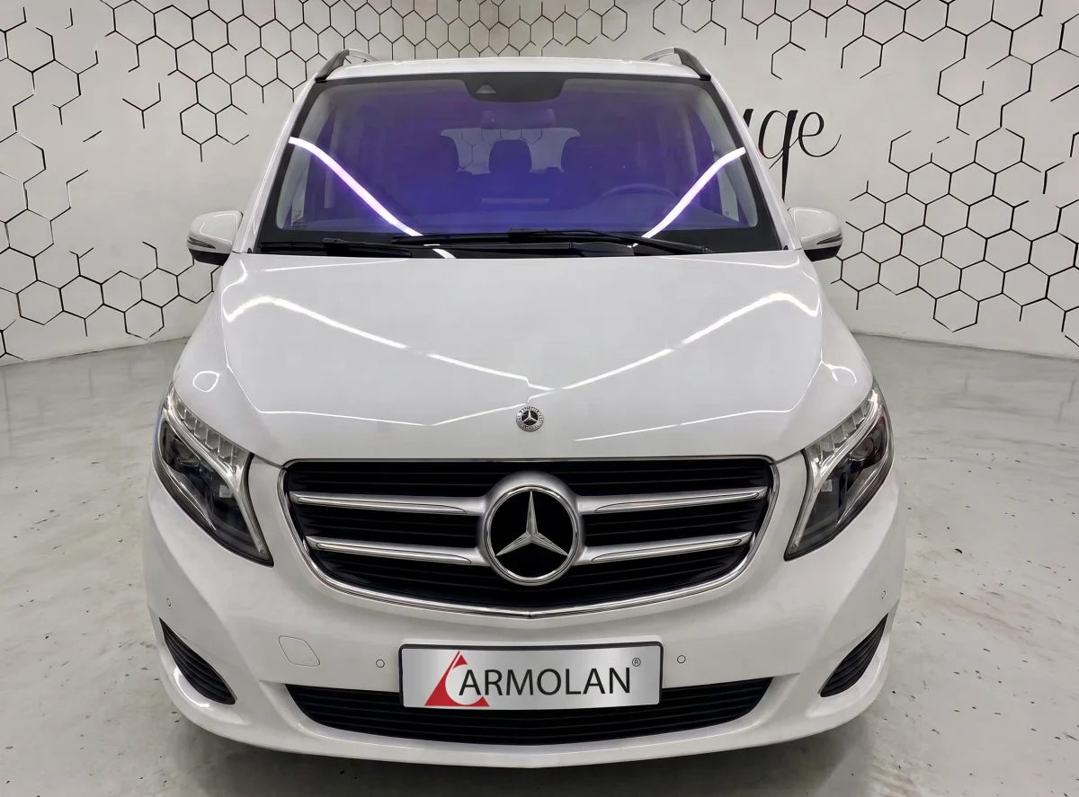 Biely Mercedes triedy V s tónovaným čelným sklom v montážnej hale Armolan